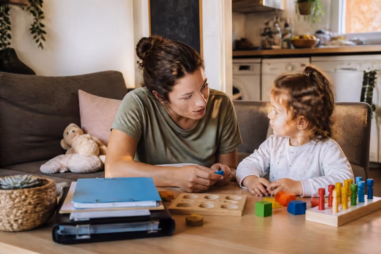 découvrez comment les salaires des assistants maternels et employés familiaux continuent d'augmenter malgré la pénurie de professionnels dans ce secteur en tension.