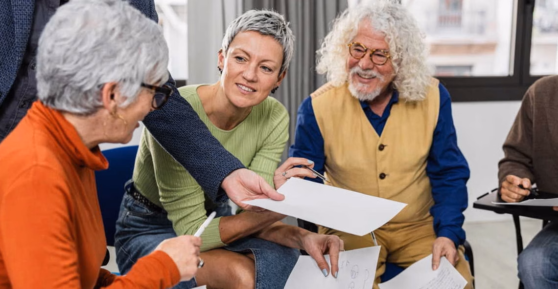 Découvrez les 6 métiers en plein essor qui embauchent les séniors de plus de 55 ans en 2026